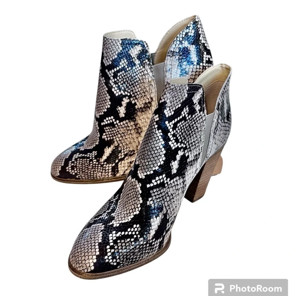 Vince Camuto Women's Famhida Faux Snakeskin Leather Ankle Boots Booties Size 8.5